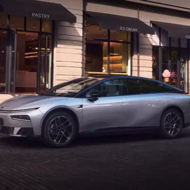 Der XPENG P7+ in Silber geparkt vor einem Straßencafé.