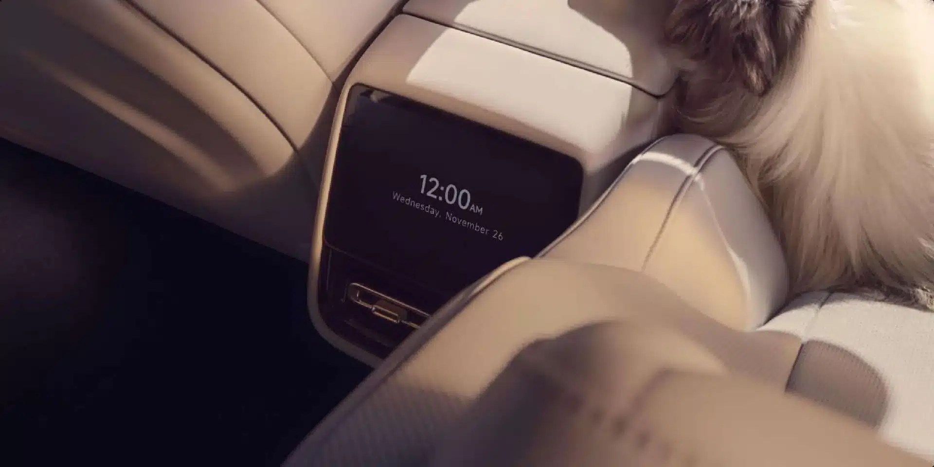 Fondbereich mit Touchdisplay und hellem Leder im XPENG P7+