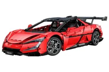 Bausatz-Modell des Yangwang U9 Supersportwagens aus Klemmbausteinen, rote Karosserie, sichtbares Technik-Design