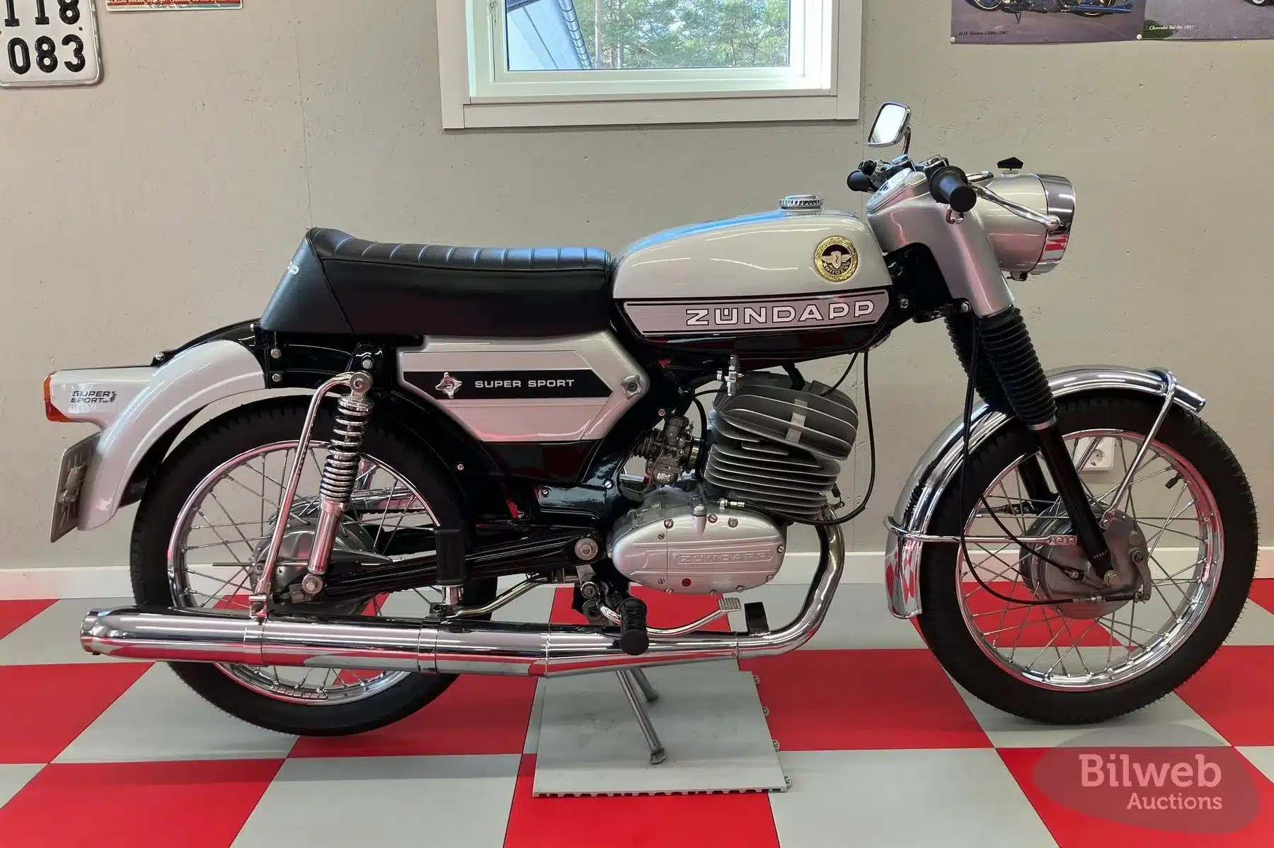 Seitenansicht einer restaurierten Zündapp KS 125 von 1970 mit silber-schwarzer Lackierung, stilvoll und gepflegt präsentiert.