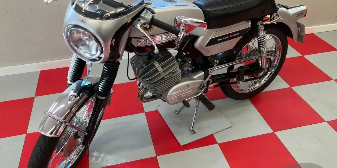 Silber-schwarze Zündapp KS 125 aus dem Jahr 1970 als Café Racer, restauriert und seitlich fotografiert