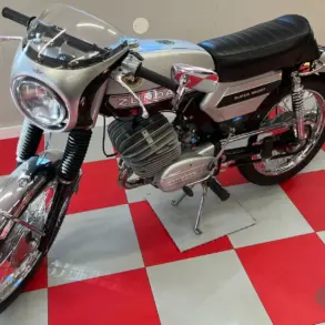 Silber-schwarze Zündapp KS 125 aus dem Jahr 1970 als Café Racer, restauriert und seitlich fotografiert
