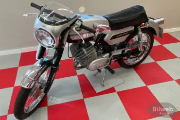 Silber-schwarze Zündapp KS 125 aus dem Jahr 1970 als Café Racer, restauriert und seitlich fotografiert