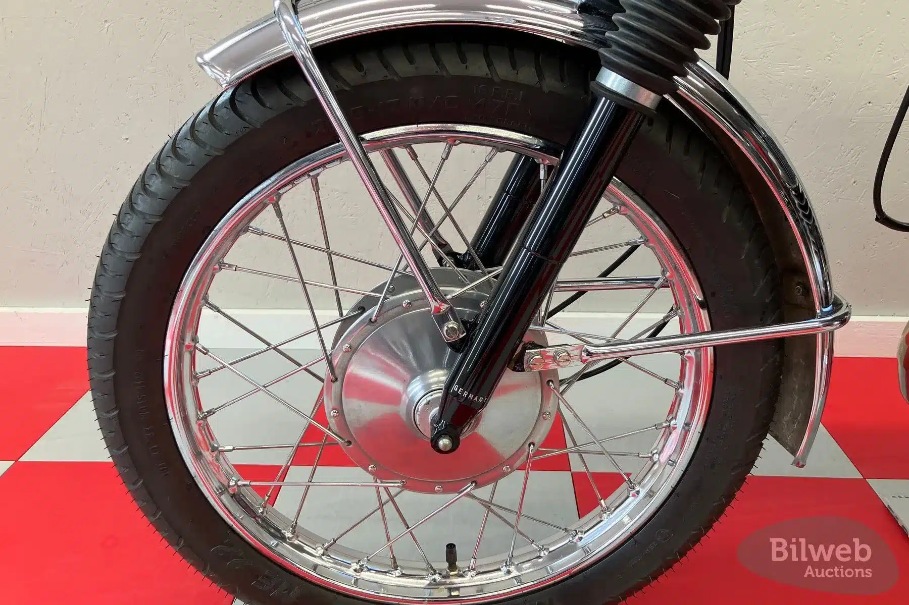 Vorderrad einer Zündapp KS 125, restauriert und poliert, Detailaufnahme der Speichen und Bremse
