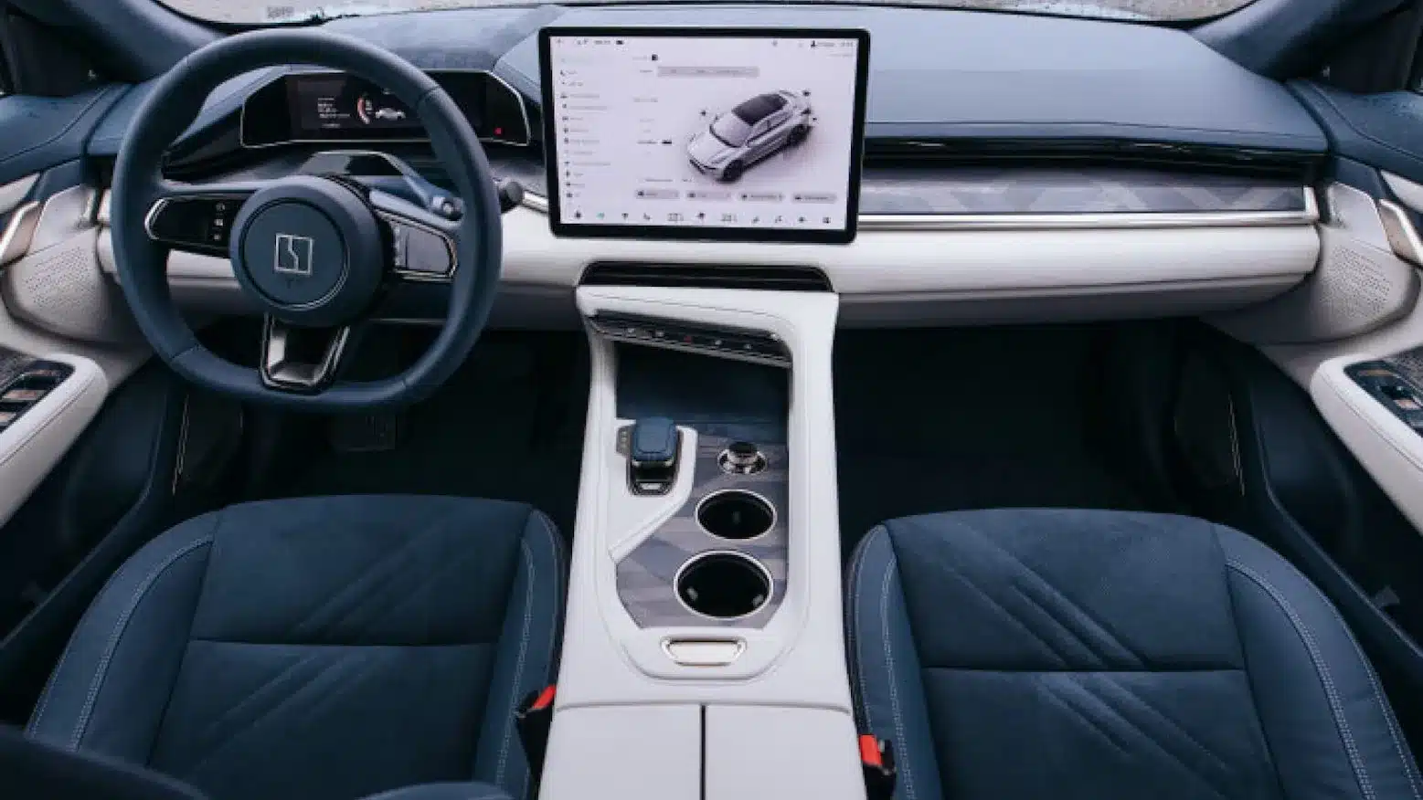 Moderner Innenraum des ZEEKR 001 mit großem Touchscreen und Lenkradansicht.