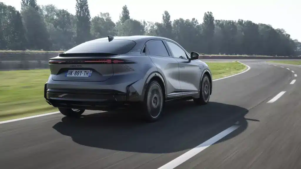 Alpine A390 GTS in Grau, dynamische Heckansicht auf einer Rundstrecke, Sport-Fastback-Design mit markanter Lichtsignatur