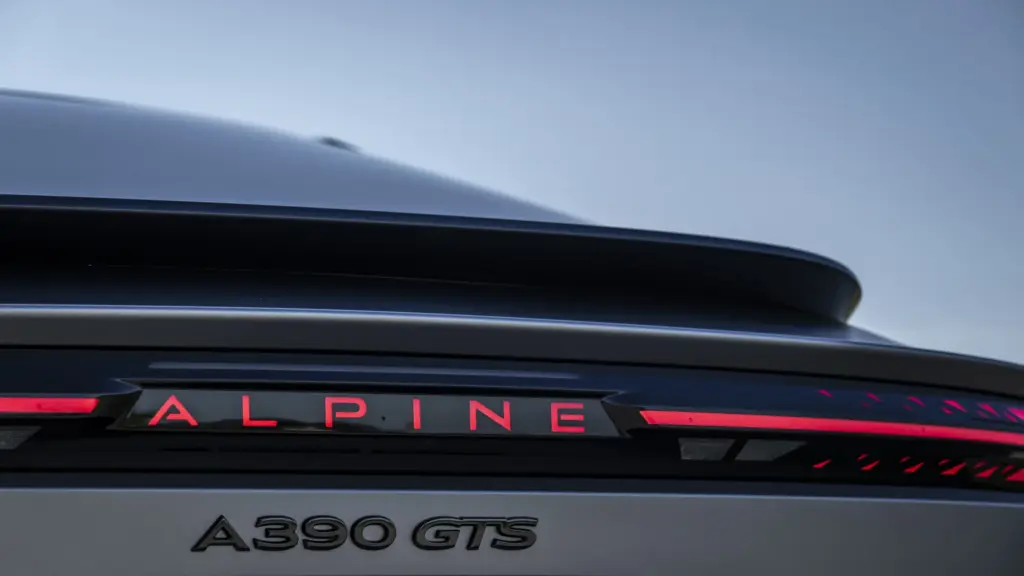 Heckpartie der Alpine A390 GTS mit beleuchtetem Alpine-Schriftzug und GTS-Logo