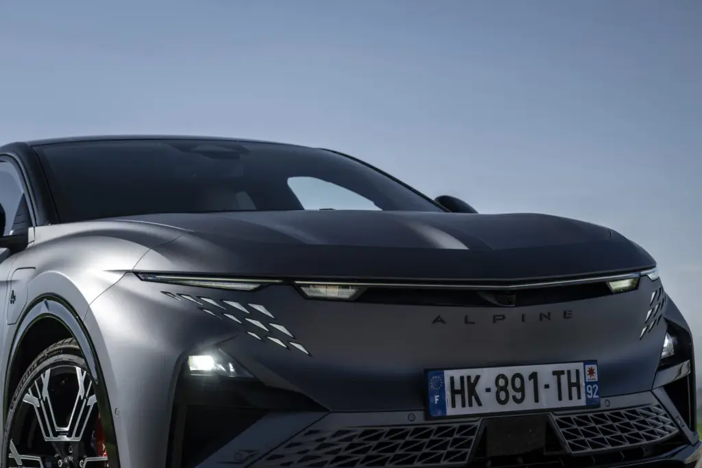Frontansicht der sportlichen Alpine A390 GTS mit charakteristischer Lichtsignatur und dynamischem Design.