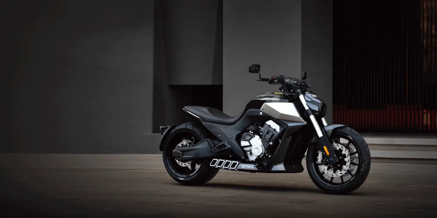 Benda LFC 700 Motorrad in moderner Architekturkulisse, Seitenansicht