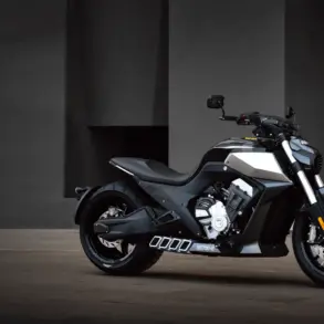 Benda LFC 700 Motorrad in moderner Architekturkulisse, Seitenansicht