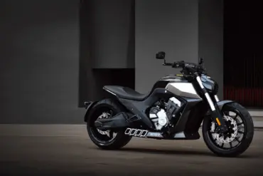 Benda LFC 700 Motorrad in moderner Architekturkulisse, Seitenansicht