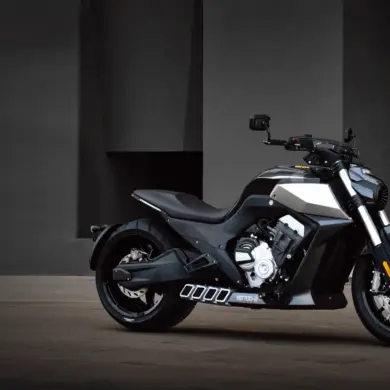 Benda LFC 700 Motorrad in moderner Architekturkulisse, Seitenansicht