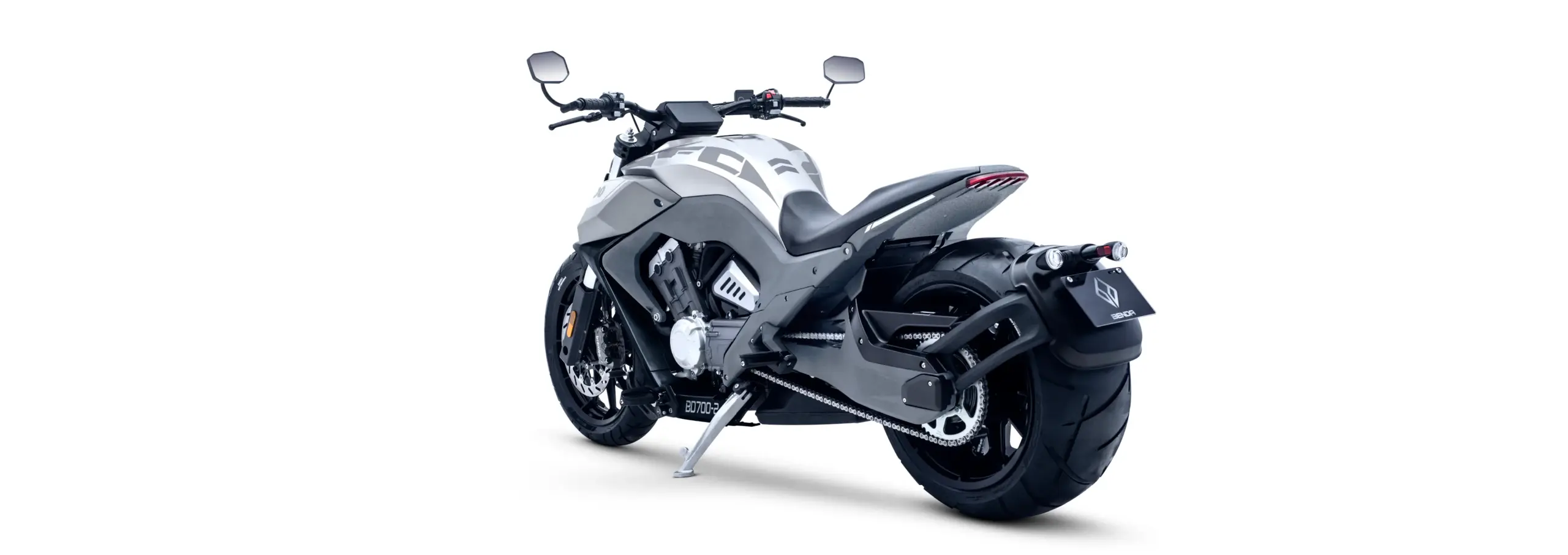 Benda LFC 700 Cruiser-Motorrad mit breitem Hinterrad und sichtbarem Reihenvierzylinder, Seitenansicht von schräg hinten.