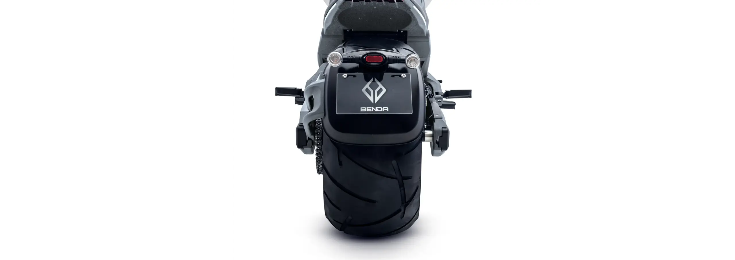Heckansicht der Benda LFC 700 mit breitem 300er Hinterreifen und Herstellerlogo.