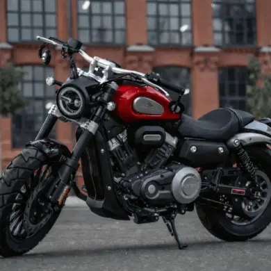 Chinchilla 300 Cruiser Motorrad in Rot und Schwarz, seitliche Ansicht vor Backstein-Gebäude