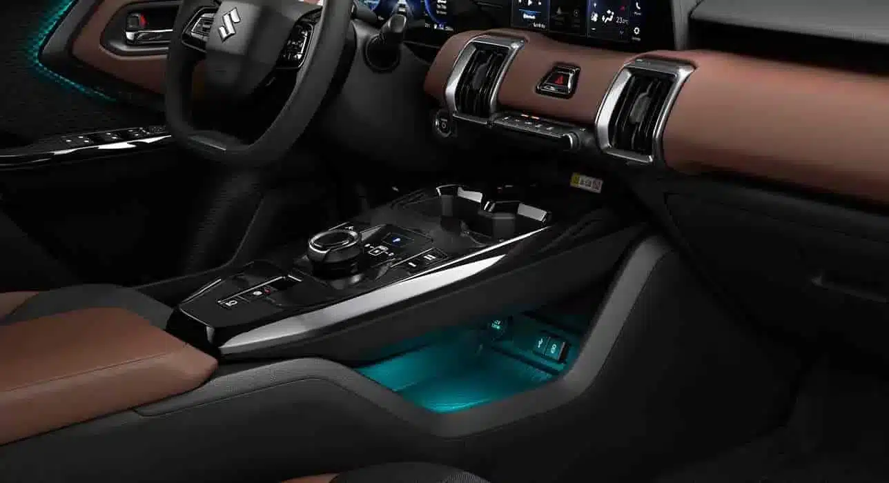 Innenraum des Suzuki e VITARA: Mittelkonsole, Armaturenbrett und Lenkrad mit Ambientebeleuchtung.