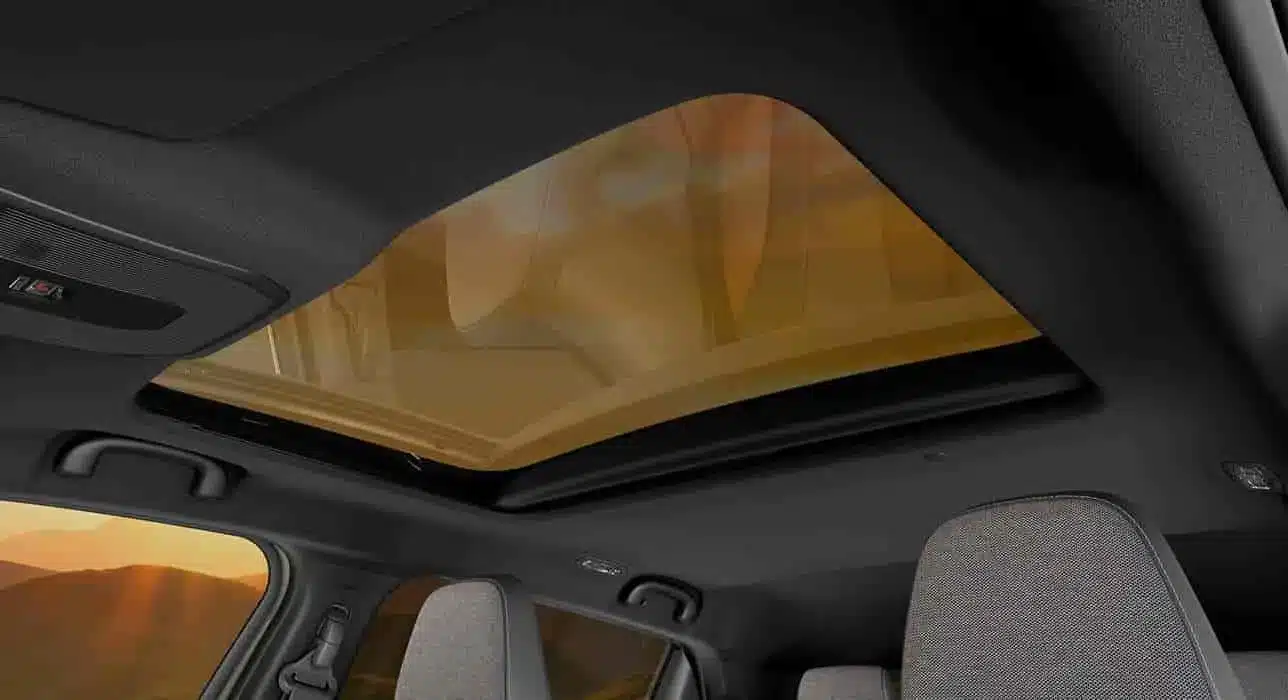 Blick auf das geöffnete Panoramadach im Suzuki e VITARA