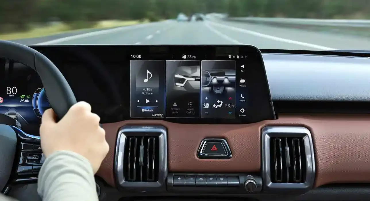 Innenraumansicht des Suzuki e VITARA mit Lenkrad, digitalen Anzeigen und Touchscreen-Display.