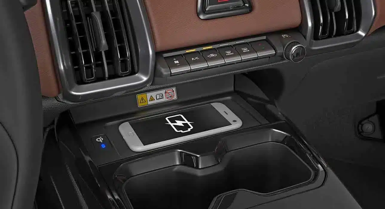 Nahaufnahme der induktiven Ladestation mit Smartphone im Suzuki e VITARA Innenraum