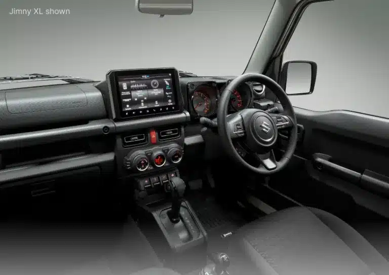 Innenraum und Cockpit des Suzuki Jimny XL mit Multifunktionslenkrad und großem Infotainment-Bildschirm.