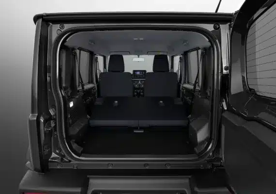 Geöffneter Kofferraum eines Suzuki Jimny XL mit Blick auf die Rücksitze und das Cockpit.