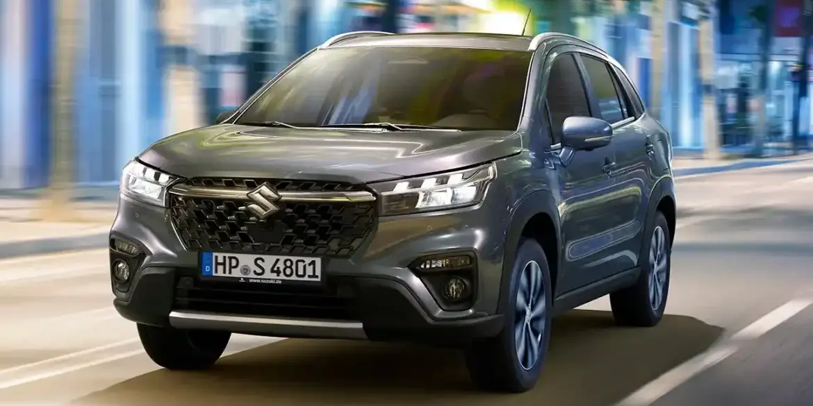 Frontansicht eines grauen Suzuki S-Cross auf einer urbanen Straße.