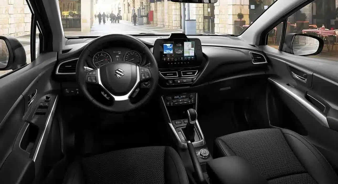 Innenraum und Armaturenbrett des Suzuki S-Cross mit Navigationssystem und Multifunktionslenkrad
