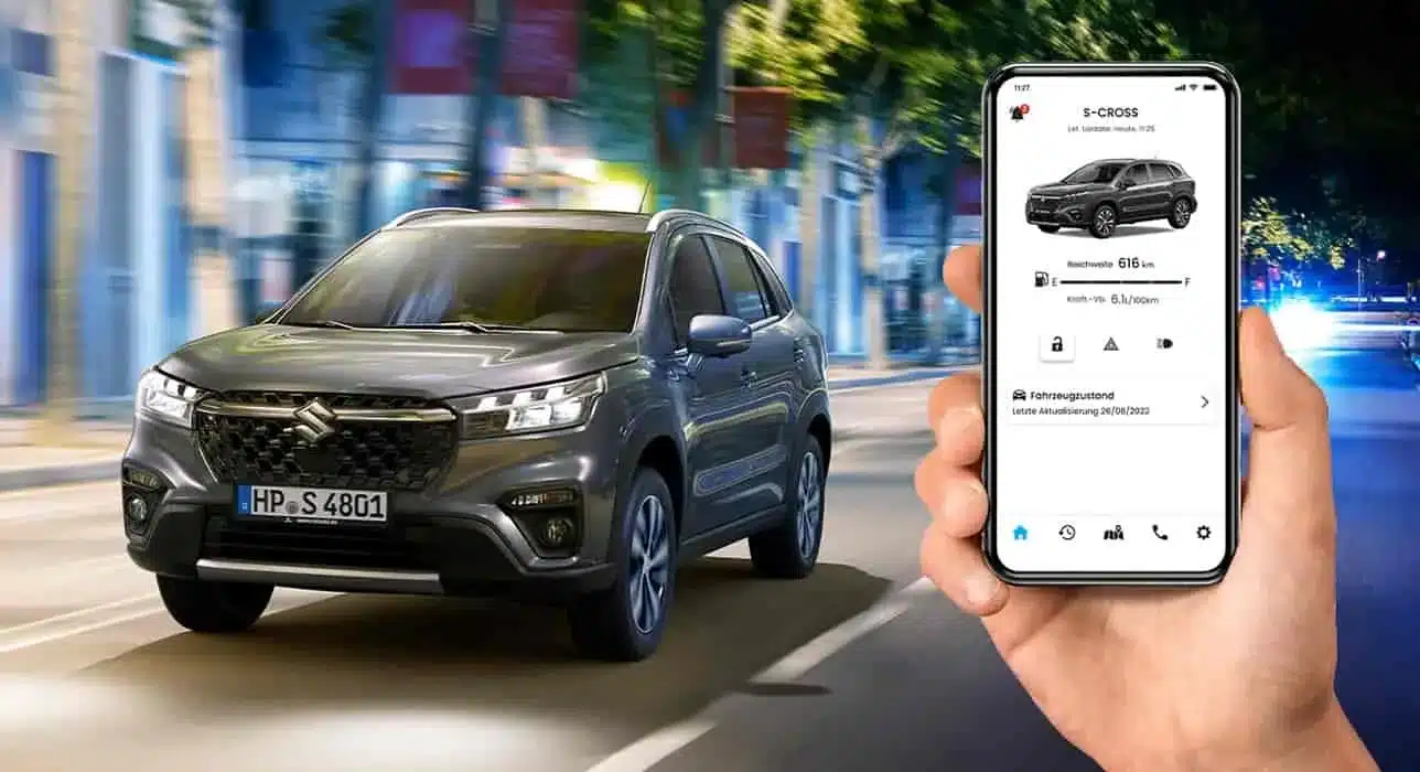 Suzuki S-Cross SUV in Grau auf einer Stadtstraße, daneben ein Smartphone mit SUZUKI CONNECT App.