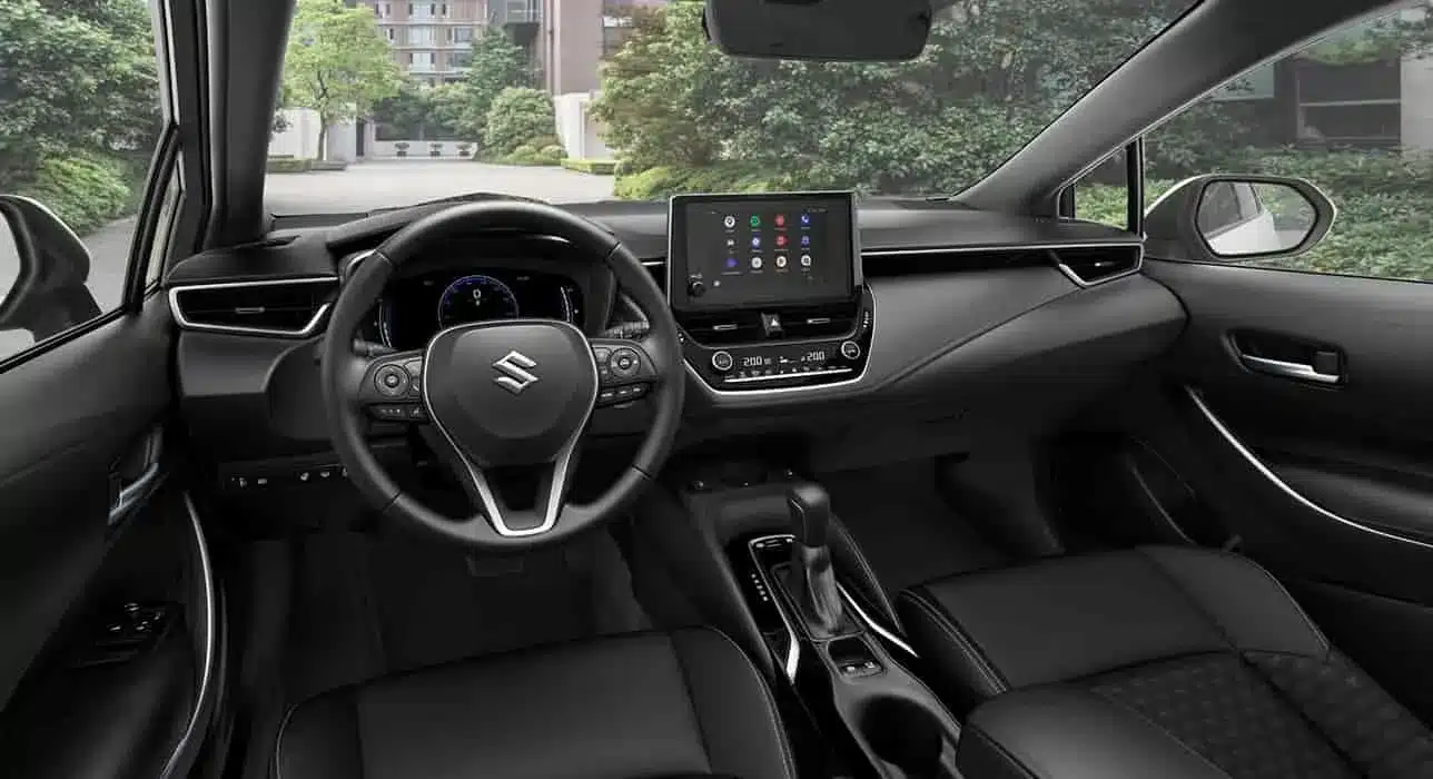 Innenraum des Suzuki Swace Hybrid mit gut sichtbarem Lenkrad und 10,5-Zoll-Touchscreen