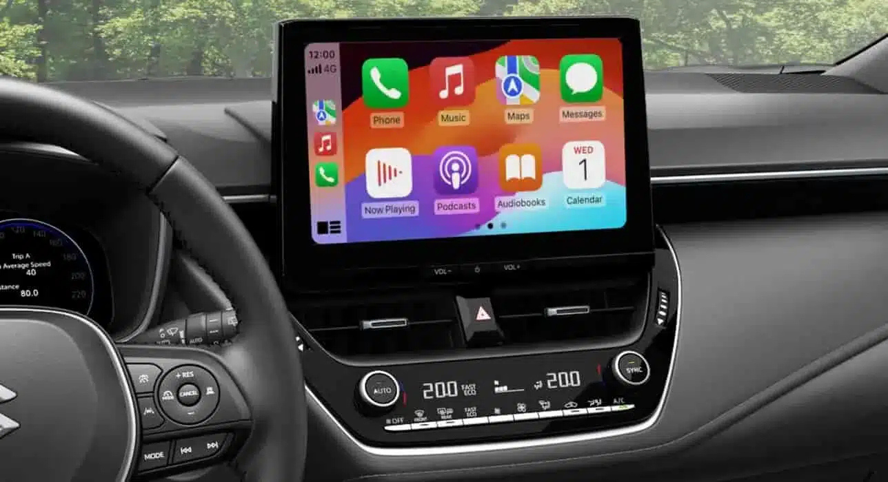 Infotainment-Display und Armaturenbrett im Suzuki Swace mit Apple CarPlay Ansicht