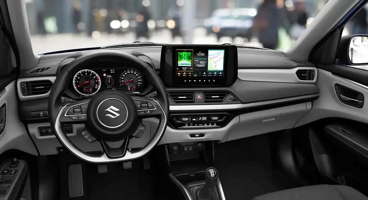 Innenraum und Cockpit des Suzuki Swift mit 9-Zoll-Touchscreen, Multifunktionslenkrad und klassischen Instrumenten.