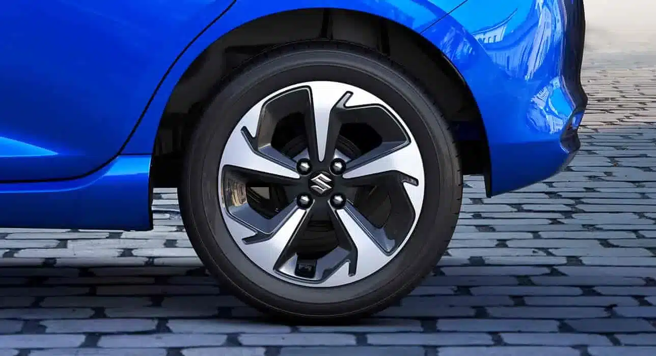 Detailaufnahme einer 16-Zoll-Leichtmetallfelge am neuen Suzuki Swift