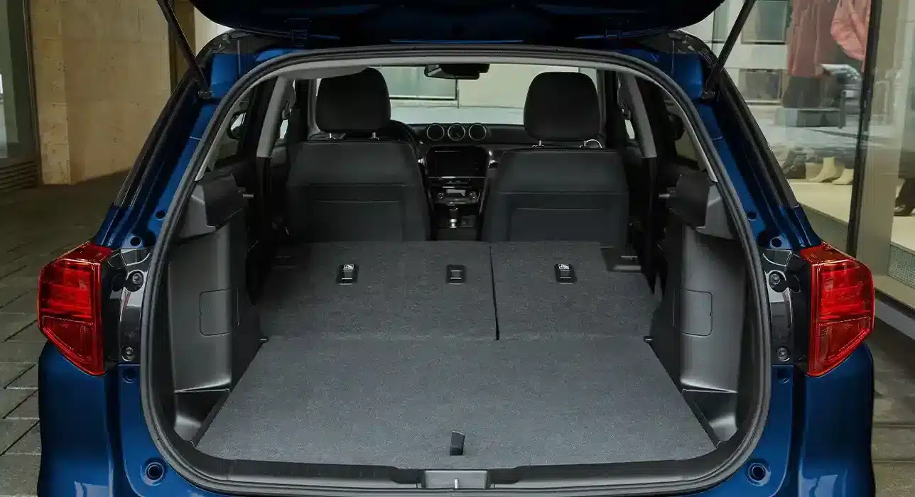Geöffneter Kofferraum eines Suzuki Vitara mit komplett umgeklappter Rückbank, Blick ins Fahrzeuginnere.