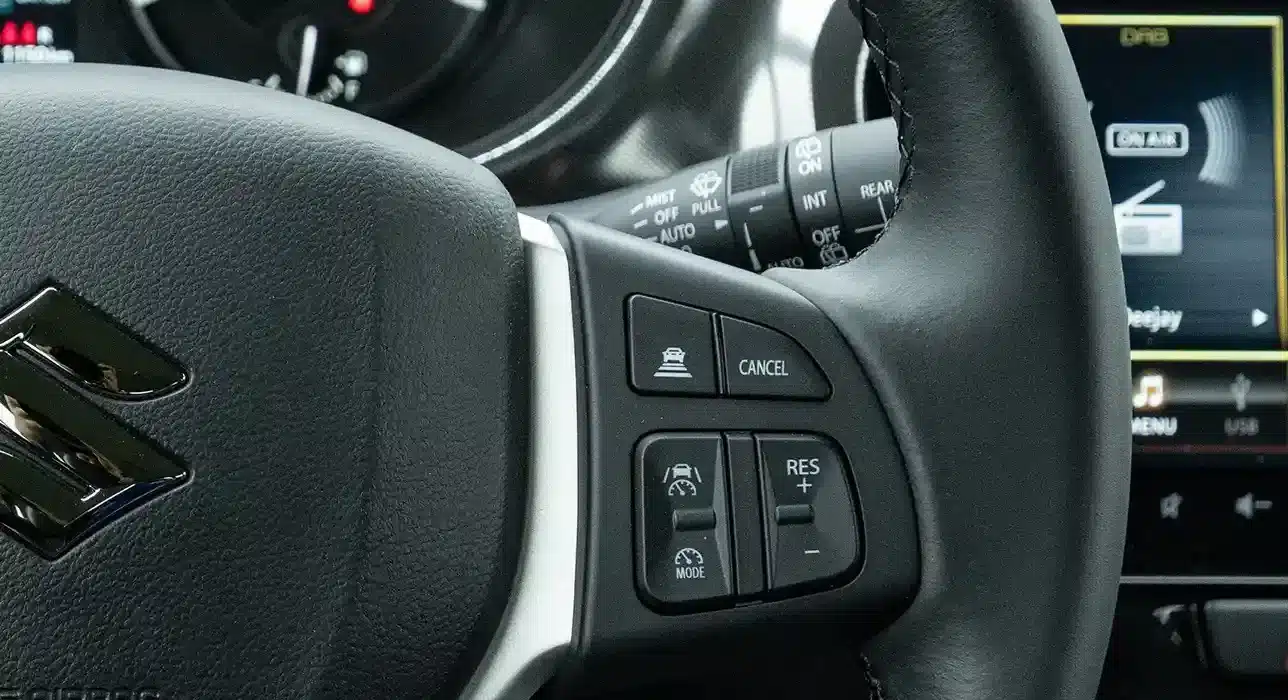 Multifunktionslenkrad mit Tasten für Tempomat und Assistenzsysteme im Suzuki Vitara