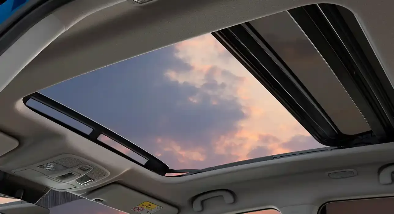 Panorama-Glasschiebehubdach im Suzuki Vitara mit Blick auf den Himmel
