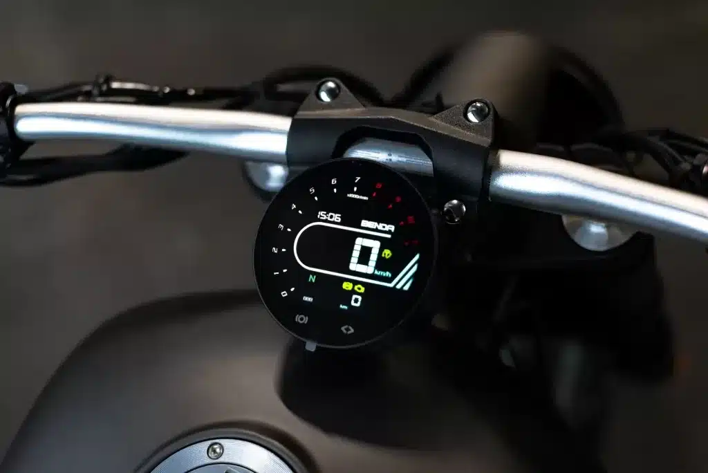 Detailansicht des digitalen Cockpits der Benda Chinchilla 500 mit Rundinstrument und Anzeigen.