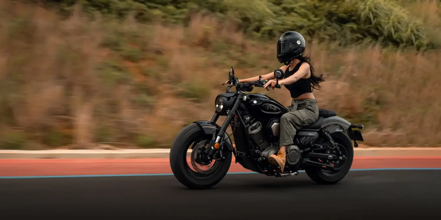 Fahrerin auf einer Benda Chinchilla 500 Cruiser-Motorrad bei einer Ausfahrt.