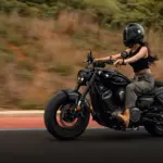 Fahrerin auf einer Benda Chinchilla 500 Cruiser-Motorrad bei einer Ausfahrt.