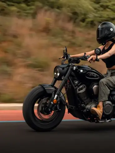 Fahrerin auf einer Benda Chinchilla 500 Cruiser-Motorrad bei einer Ausfahrt.