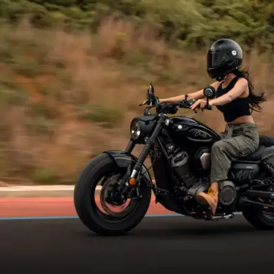 Fahrerin auf einer Benda Chinchilla 500 Cruiser-Motorrad bei einer Ausfahrt.