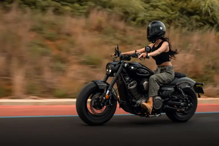 Fahrerin auf einer Benda Chinchilla 500 Cruiser-Motorrad bei einer Ausfahrt.