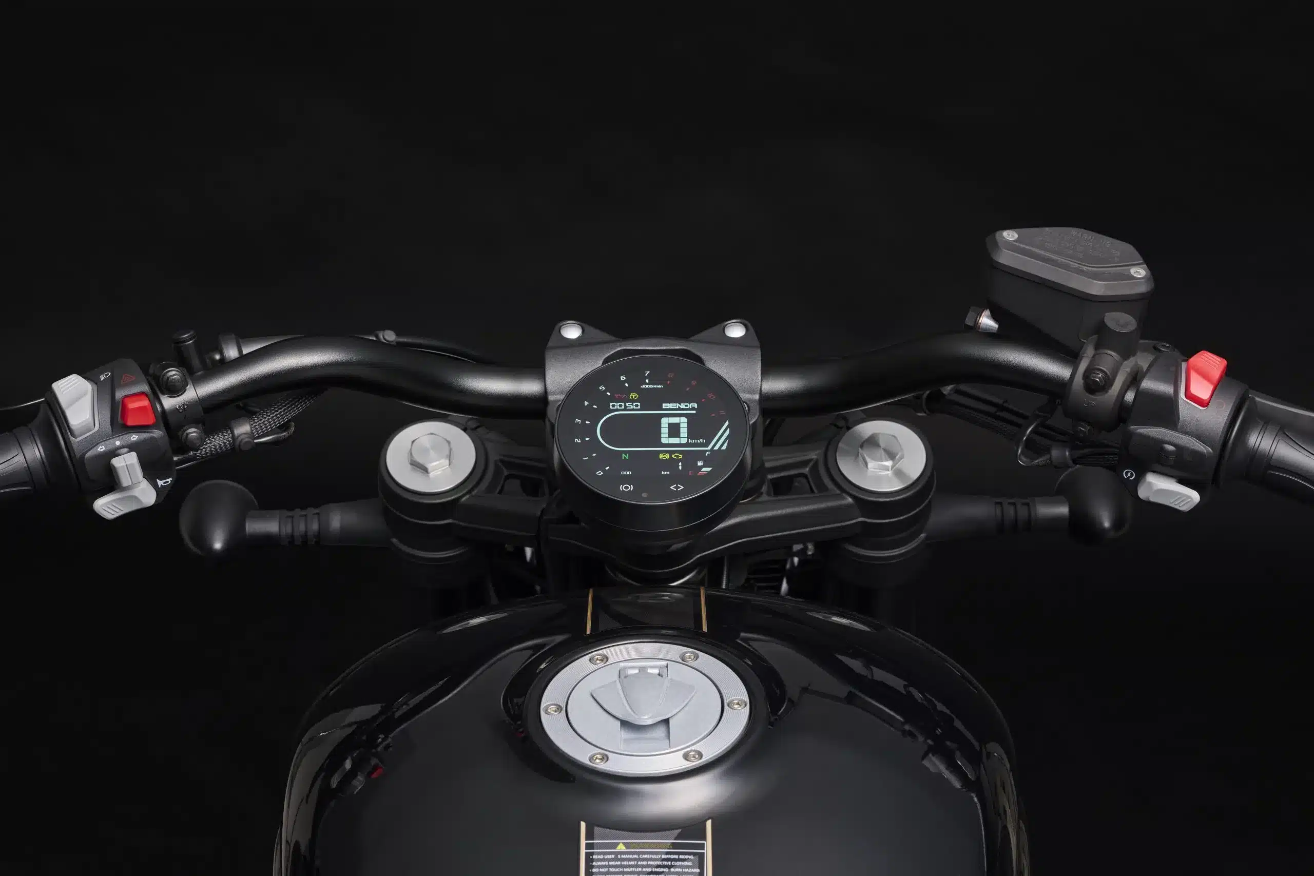 Detailaufnahme des Cockpits und Tanks der Benda Chinchilla 500 mit digitalem LED-Display