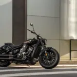 Benda Dark Flag 500 Commander Motorrad in Schwarz seitlich geparkt vor Gebäude
