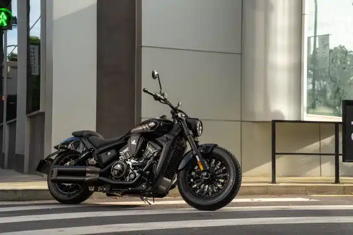 Benda Dark Flag 500 Commander Motorrad in Schwarz seitlich geparkt vor Gebäude