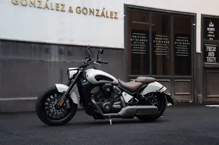 Benda Dark Flag 500 Commander Motorrad in weiß vor einem Café geparkt.