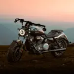 Benda Rock 300 Motorrad mit V2-Motor steht bei Sonnenuntergang auf einer Wiese vor Bergen