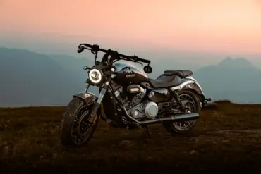 Benda Rock 300 Motorrad mit V2-Motor steht bei Sonnenuntergang auf einer Wiese vor Bergen