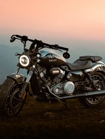 Benda Rock 300 Motorrad mit V2-Motor steht bei Sonnenuntergang auf einer Wiese vor Bergen