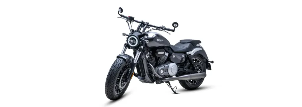 Benda Rock 300 Cruiser-Motorrad in Seitenansicht vor weißem Hintergrund