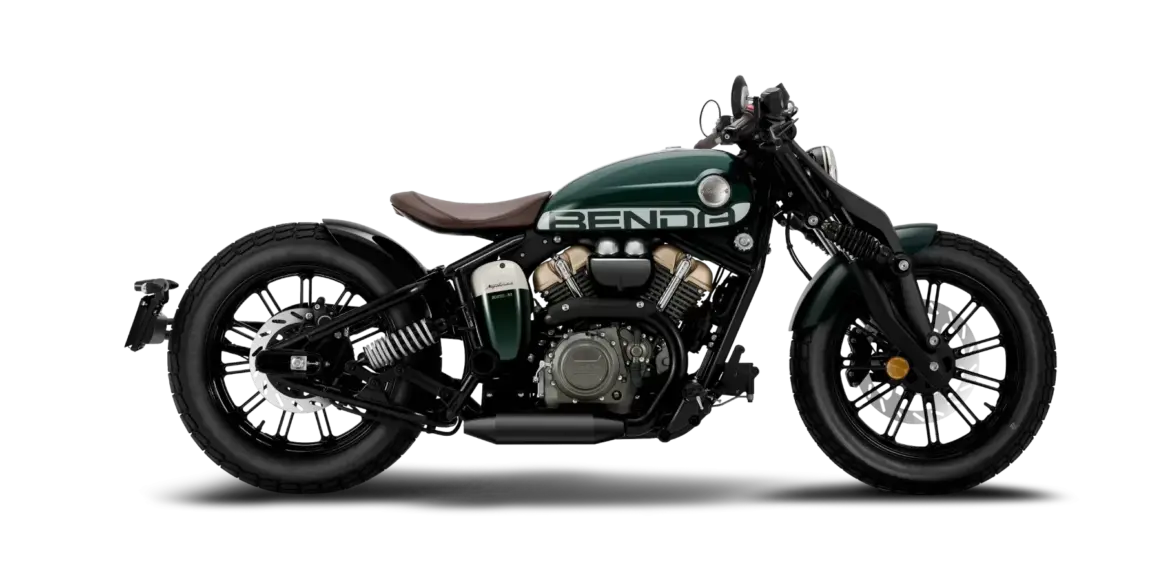 Benda Napoleonbob 250 Motorrad in dunklem Grün und Braun, Seitenansicht, klassische Bobber-Linie, V2-Motor sichtbar.